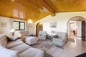 TV - Country House 'A House with A View' with Sea View, Wi-Fi and Air Conditioning (Aljezur)