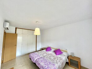 3 chambres, fer et planche à repasser, accès à Internet
