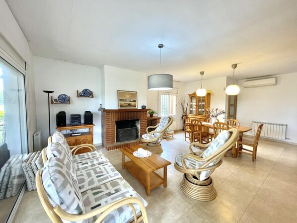 TV - Holiday Home on the Costa Brava: Nature and Relaxation. (Begur)