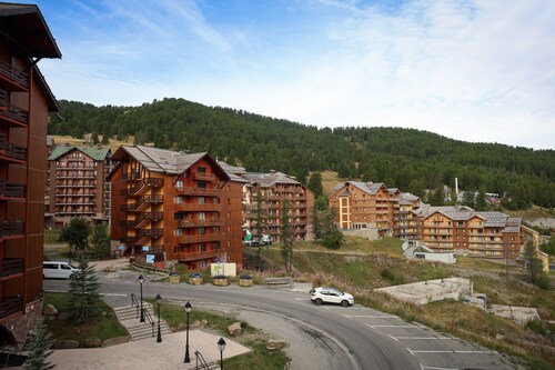 Apartment 'Appartemment 6 Couchages Risoul' with Mountain View and Balcony