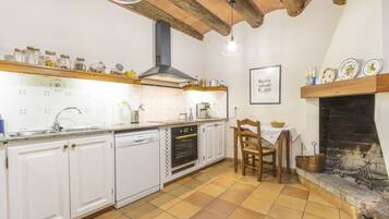 Een koelkast, een magnetron, een oven, een kookplaat