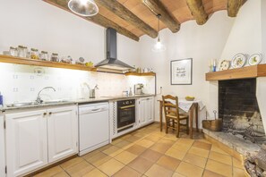 Køleskab, mikrobølgeovn, ovn, kogeplade