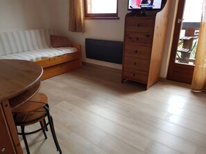 1 bedroom, iron/ironing board, bed sheets - Apartment 'Studio Bettex Pierre Platte' with Mountain View, Private Pool and Balcony (Saint-Gervais-les-Bains)