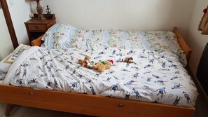 1 habitación, tabla de planchar con plancha y ropa de cama 