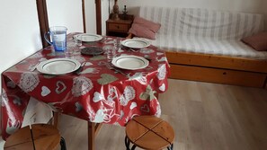 Dining - Apartment 'Studio Bettex Pierre Platte' with Mountain View, Private Pool and Balcony (Saint-Gervais-les-Bains)