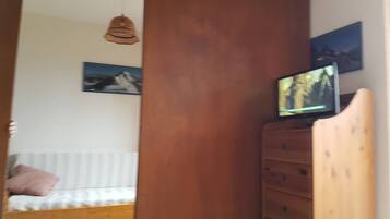 1 chambre, fer et planche à repasser, draps fournis