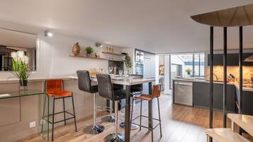 Een koelkast, een microgolfoven, een oven, een kookplaat