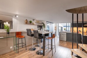 Fridge, microwave, oven, stovetop - Holiday Home 'Beau Loft Lorient - Centre Ville' with Private Terrace and Wi-Fi (Lorient)