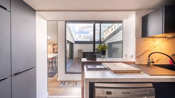 Een koelkast, een microgolfoven, een oven, een kookplaat