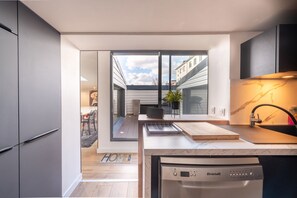 Fridge, microwave, oven, stovetop - Holiday Home 'Beau Loft Lorient - Centre Ville' with Private Terrace and Wi-Fi (Lorient)