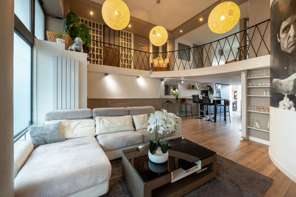 TV - Holiday Home 'Beau Loft Lorient - Centre Ville' with Private Terrace and Wi-Fi (Lorient)