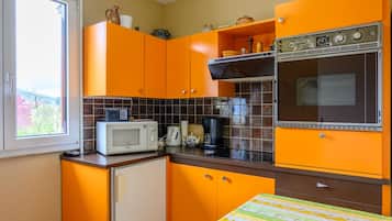 Een koelkast, een microgolfoven, een oven, een kookplaat