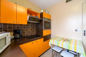 Frigorífic, microones, forn i placa de cuina