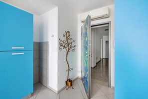 Interior - Apartment 'Frontemare' with Sea View, Wi-Fi and Air Conditioning (Savona)
