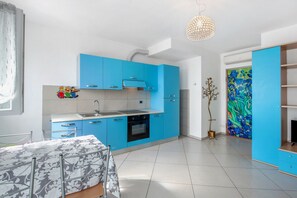 Fridge, oven, stovetop, cookware/dishes/utensils - Apartment 'Frontemare' with Sea View, Wi-Fi and Air Conditioning (Savona)