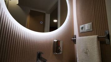 Een douche, een haardroger, handdoeken