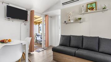 Una televisión, una mesa de tenis de mesa