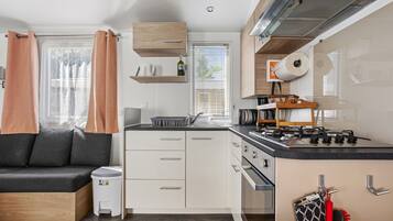 Frigorífico, microondas, horno y placa de cocina