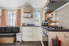 Kylskåp, mikrovågsugn, ugn och spishäll
