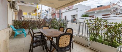 تناول الطعام بالخارج