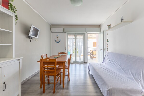 Interior - Apartment 'Appartamento Ancora' with Private Terrace, Wi-Fi and Air Conditioning (Marina di Ragusa)