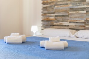 1 bedroom, iron/ironing board, free WiFi, bed sheets - Apartment 'Suite Fiocco' with Outdoor Whirlpool, Terrace, Wi-Fi and Air Conditioning (Marina di Ragusa)