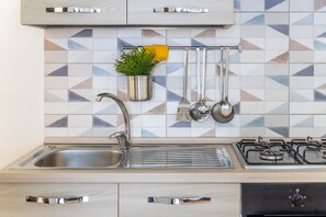 Fridge, oven, stovetop, coffee/tea maker - Apartment 'Suite Fiocco' with Outdoor Whirlpool, Terrace, Wi-Fi and Air Conditioning (Marina di Ragusa)