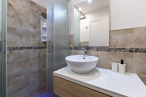 Dusche, Haartrockner, Handtücher