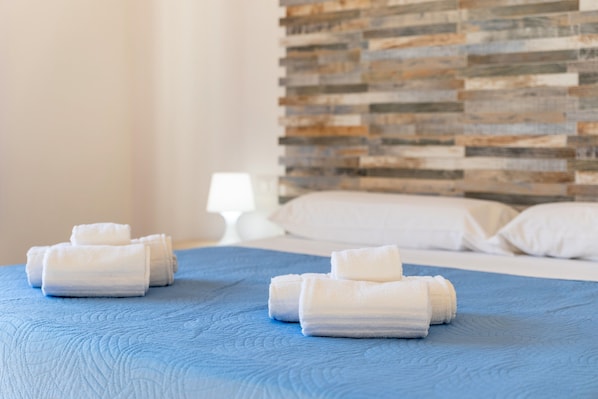 1 bedroom, iron/ironing board, free WiFi, bed sheets - Apartment 'Suite Fiocco' with Outdoor Whirlpool, Terrace, Wi-Fi and Air Conditioning (Marina di Ragusa)