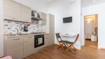 Kühlschrank, Ofen, Herdplatte, Wasserkocher mit Kaffee-/Teezubehör
