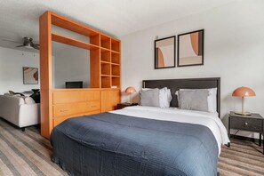 Iron/ironing board, WiFi, bed sheets - Bright Gateway Studio w/ Gym, Pool, nr Shopping, by Blueground (Austin)