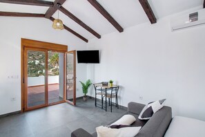 TV - Vacation Home 'Casa Celestina' with Mountain View, Wi-Fi and Air Conditioning (Temisas)