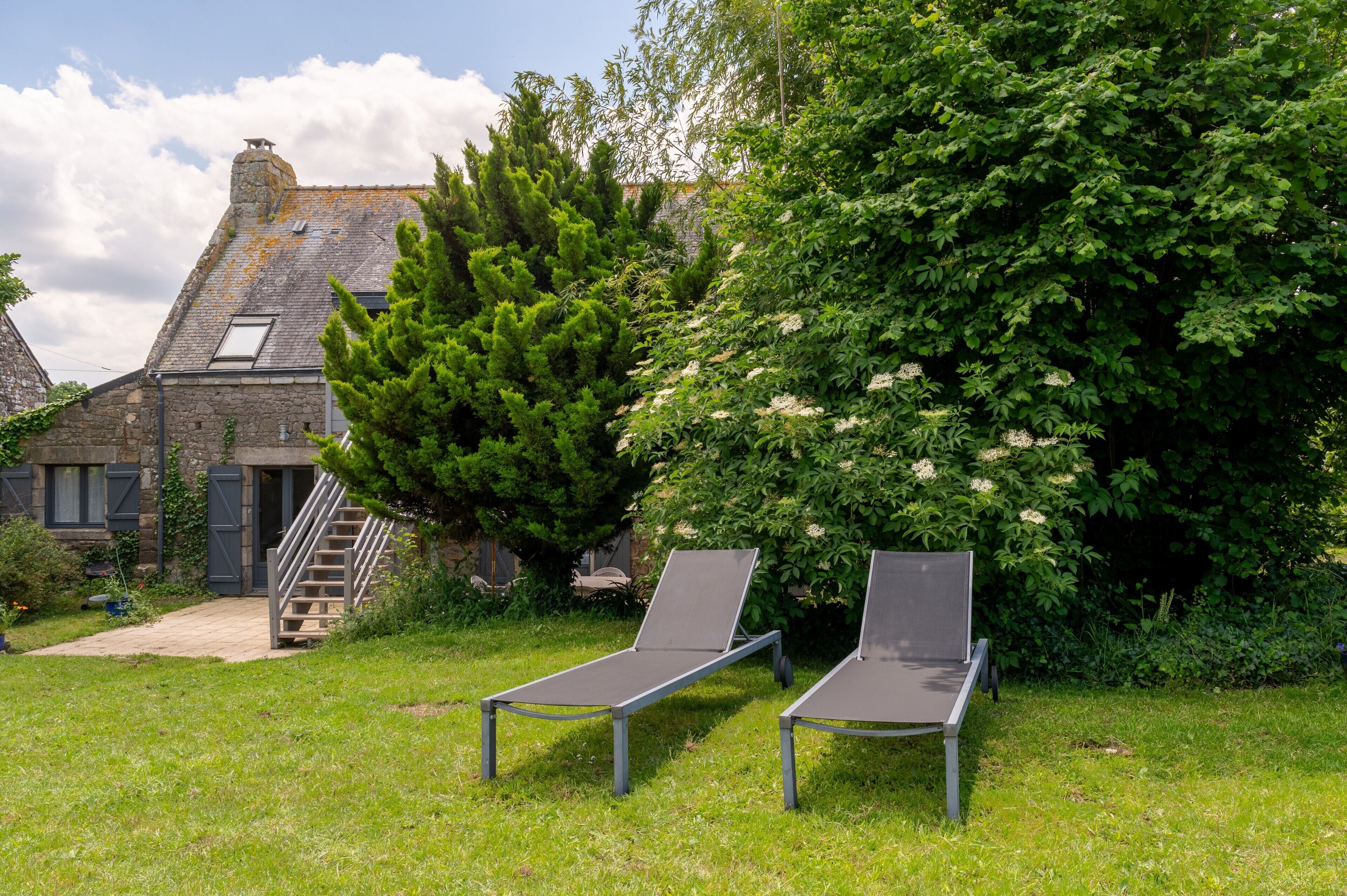 المنطقة المحيطة بالمنشأة