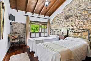 3 bedrooms, iron/ironing board, free WiFi, bed sheets - Holiday Home 'Casa De Aldea La Venta Los Probes' with Mountain Views, Terrace & Wi-Fi (Llanes)