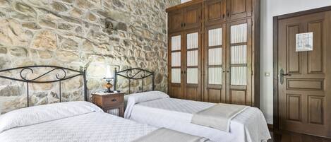 3 bedrooms, iron/ironing board, free WiFi, bed sheets