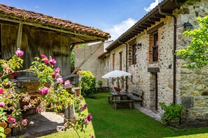 Outdoor dining - Holiday Home 'Casa De Aldea La Venta Los Probes' with Mountain Views, Terrace & Wi-Fi (Llanes)
