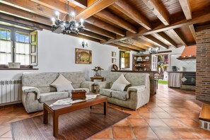 Televisión, chimenea, reproductor de DVD