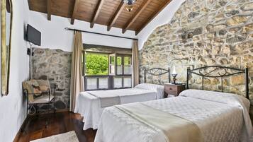 3 bedrooms, iron/ironing board, free WiFi, bed sheets