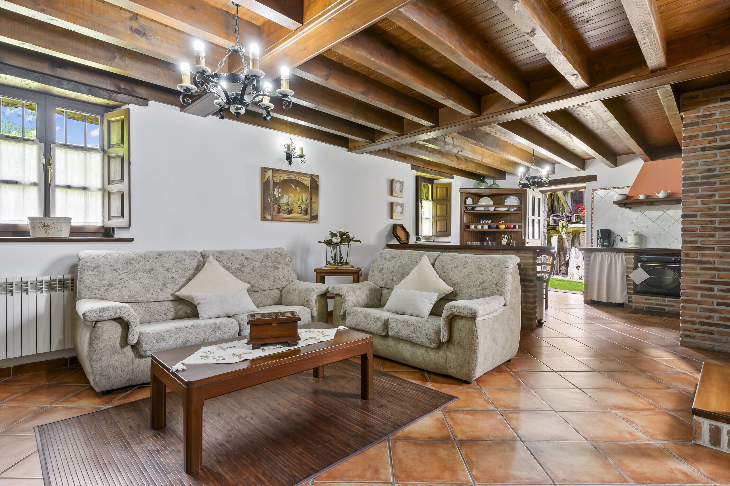 電視、壁爐、DVD 播放機