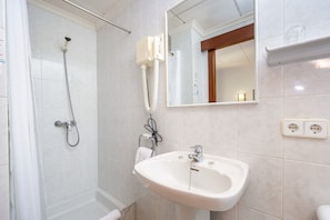 Douche, sĂšche-cheveux, serviettes fournies