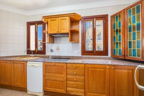 Fridge, microwave, stovetop, dishwasher