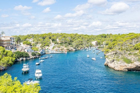 A coastal marina with boats, buildings, and lush greenery.. Apartment 'Apto Planta Baja' with Sea View, Wi-Fi and Air Conditioning