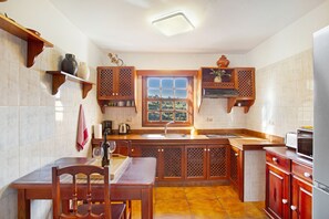 Kühlschrank, Mikrowelle, Herdplatte, Wasserkocher mit Kaffee-/Teezubehör