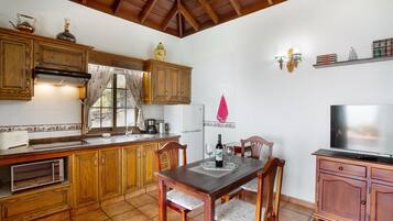 Een koelkast, een magnetron, een kookplaat