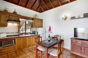 Een koelkast, een microgolfoven, een kookplaat