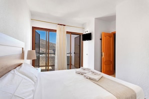 3 bedrooms, iron/ironing board, free WiFi, bed sheets - Vacation Apartment 'Apto La Colina Los Cristianos' with Sea View, Shared Pool and Wi-Fi (Arona)