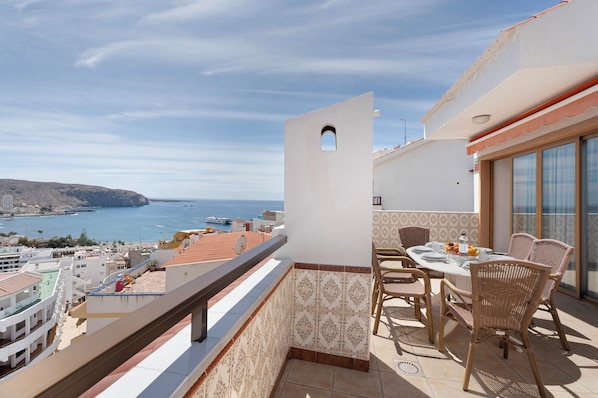 Outdoor dining - Vacation Apartment 'Apto La Colina Los Cristianos' with Sea View, Shared Pool and Wi-Fi (Arona)