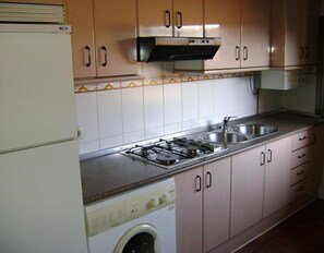 Réfrigérateur, four à micro-ondes, surface de cuisson, cafetière-théière