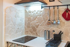 Fridge, stovetop, coffee/tea maker, electric kettle