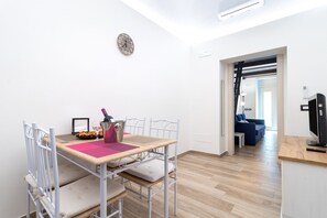 Dining - Apartment 'La Dimora In Città' with Wi-Fi and Air Conditioning (Bari)